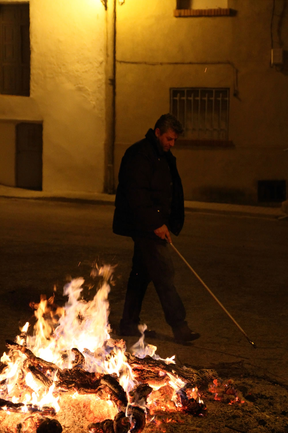 Removiendo el fuego